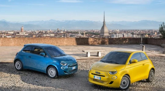 Spalinowy Fiat 500 powraca. Nie jest to okazja, ale nadal wypada taniej niż elektryk