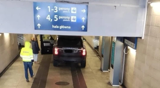 Myślała, że wjeżdża do garażu, a wylądowała Range Roverem na peronie. Kosztowny błąd 35-latki