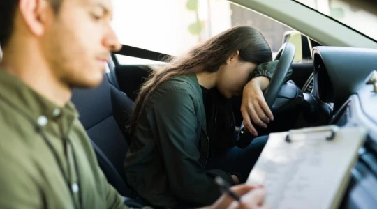 Systemowy błąd czy surowość egzaminatorów? Gigantyczne rozbieżności w wynikach egzaminów na prawo jazdy