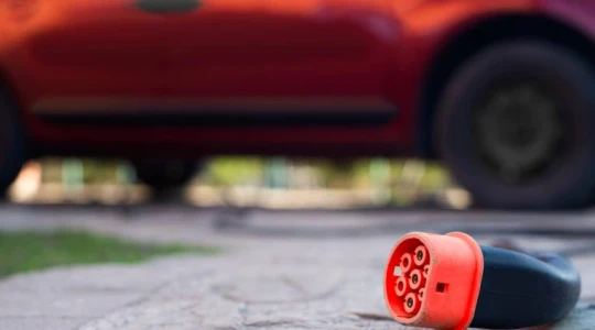 Złodzieje paraliżują elektromobilność w Europie. Fala kradzieży dotarła z Niemiec do Polski